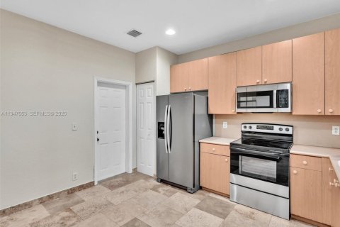 Снять в аренду таунхаус в Уэстон, Флорида 2 спальни, 107.3м2, № 2004557 - фото 6