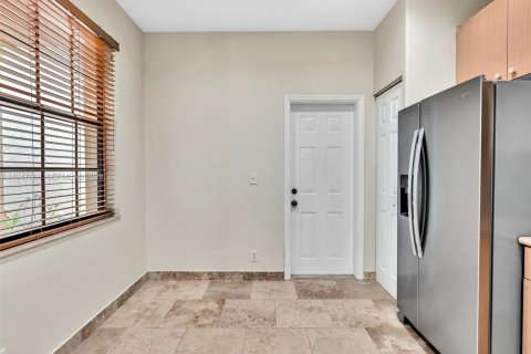 Снять в аренду таунхаус в Уэстон, Флорида 2 спальни, 107.3м2, № 2004557 - фото 7