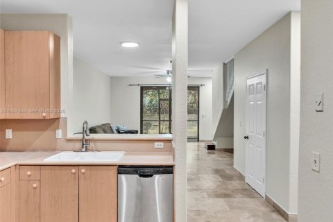 Снять в аренду таунхаус в Уэстон, Флорида 2 спальни, 107.3м2, № 2004557 - фото 9