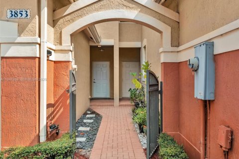 Снять в аренду таунхаус в Уэстон, Флорида 2 спальни, 107.3м2, № 2004557 - фото 2