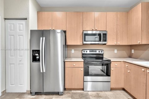 Снять в аренду таунхаус в Уэстон, Флорида 2 спальни, 107.3м2, № 2004557 - фото 4