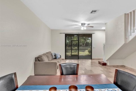 Снять в аренду таунхаус в Уэстон, Флорида 2 спальни, 107.3м2, № 2004557 - фото 16