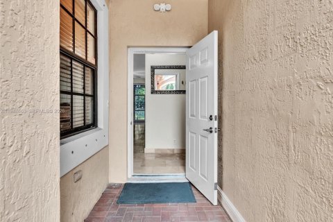 Снять в аренду таунхаус в Уэстон, Флорида 2 спальни, 107.3м2, № 2004557 - фото 3