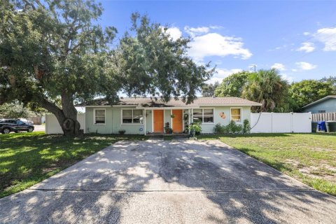 Commercial property in Dunedin, Florida 2 bedrooms, 115.94 sq.m. № 2359274