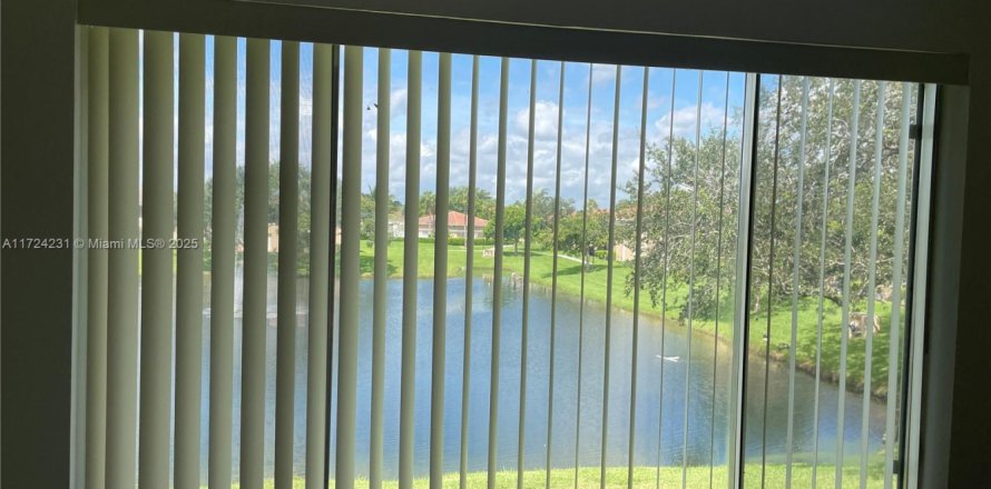 Кондоминиум с 2 спальнями в Корал-Спрингс, Флорида № 1959105