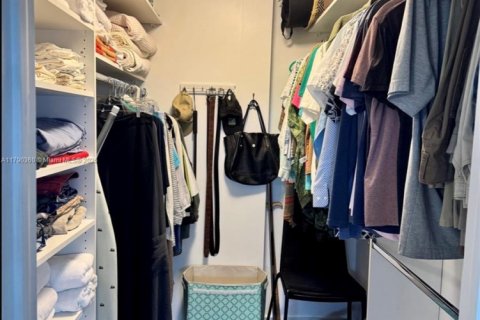 Condo in North Miami Beach, Florida, 2 bedrooms  № 2021478 - photo 30