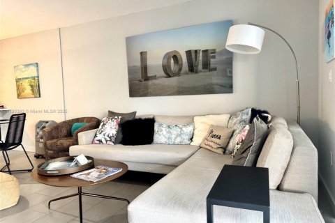 Condo in North Miami Beach, Florida, 2 bedrooms  № 2021478 - photo 4