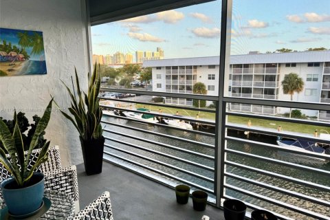 Condo in North Miami Beach, Florida, 2 bedrooms  № 2021478 - photo 3
