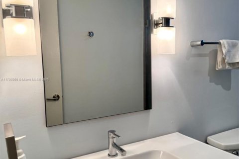 Condo in North Miami Beach, Florida, 2 bedrooms  № 2021478 - photo 16