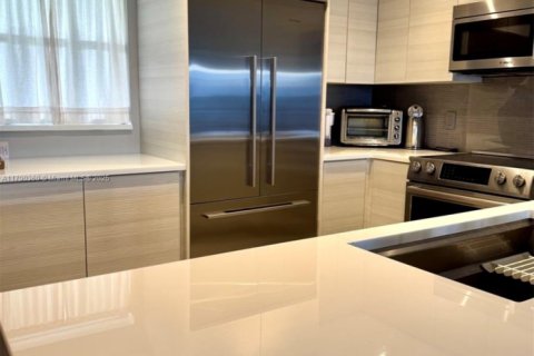 Condo in North Miami Beach, Florida, 2 bedrooms  № 2021478 - photo 10