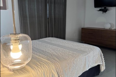 Condo in North Miami Beach, Florida, 2 bedrooms  № 2021478 - photo 27