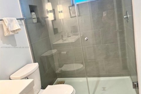 Condo in North Miami Beach, Florida, 2 bedrooms  № 2021478 - photo 17