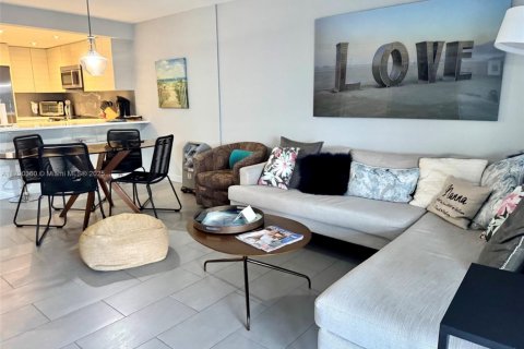 Condo in North Miami Beach, Florida, 2 bedrooms  № 2021478 - photo 6