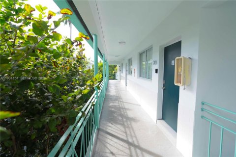 Commercial property in Miami Beach, Florida 7.06 sq.m. № 1989610 - photo 6