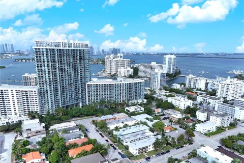 Commercial property in Miami Beach, Florida 7.06 sq.m. № 1989610 - photo 12