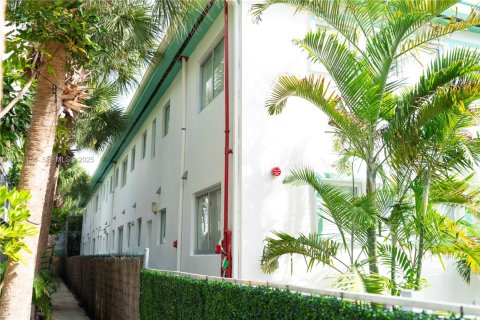 Commercial property in Miami Beach, Florida 7.06 sq.m. № 1989610 - photo 3