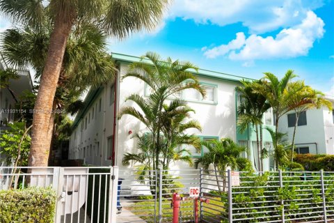 Commercial property in Miami Beach, Florida 7.06 sq.m. № 1989610 - photo 2