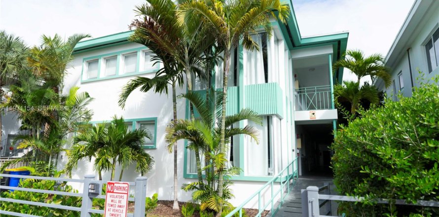 Commercial property in Miami Beach, Florida 7.06 sq.m. № 1989610