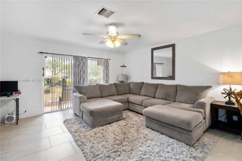 Townhouse in Miramar, Florida 2 bedrooms, 120.4 sq.m. № 1700714 - photo 7