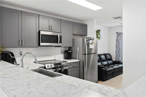 Townhouse in Miramar, Florida 2 bedrooms, 120.4 sq.m. № 1700714 - photo 14