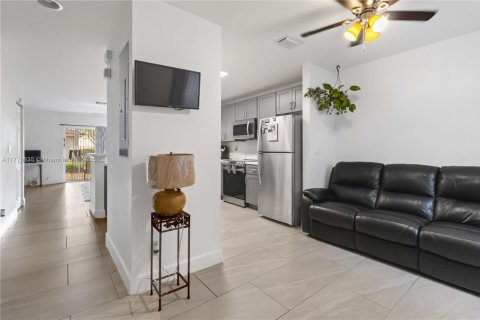 Townhouse in Miramar, Florida 2 bedrooms, 120.4 sq.m. № 1700714 - photo 6