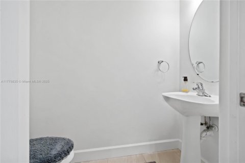 Townhouse in Miramar, Florida 2 bedrooms, 120.4 sq.m. № 1700714 - photo 26