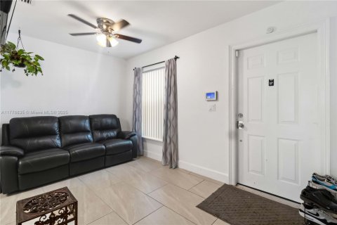 Townhouse in Miramar, Florida 2 bedrooms, 120.4 sq.m. № 1700714 - photo 5