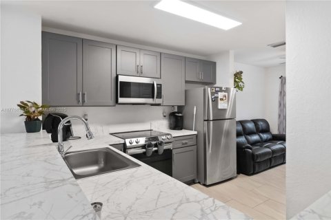Townhouse in Miramar, Florida 2 bedrooms, 120.4 sq.m. № 1700714 - photo 10