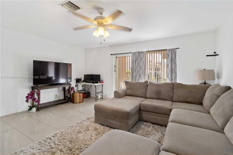 Townhouse in Miramar, Florida 2 bedrooms, 120.4 sq.m. № 1700714 - photo 8
