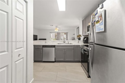 Townhouse in Miramar, Florida 2 bedrooms, 120.4 sq.m. № 1700714 - photo 12