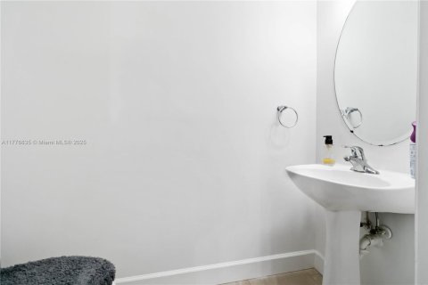 Townhouse in Miramar, Florida 2 bedrooms, 120.4 sq.m. № 1700714 - photo 27