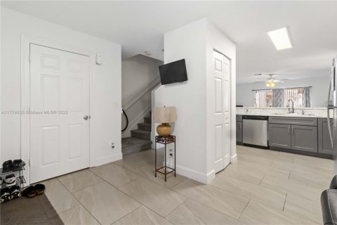 Townhouse in Miramar, Florida 2 bedrooms, 120.4 sq.m. № 1700714 - photo 11
