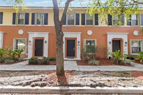 Townhouse in Miramar, Florida 2 bedrooms, 120.4 sq.m. № 1700714 - photo 3