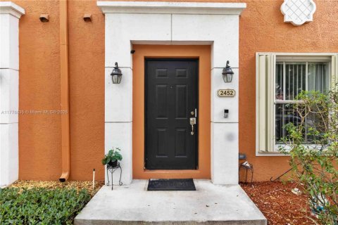 Townhouse in Miramar, Florida 2 bedrooms, 120.4 sq.m. № 1700714 - photo 4