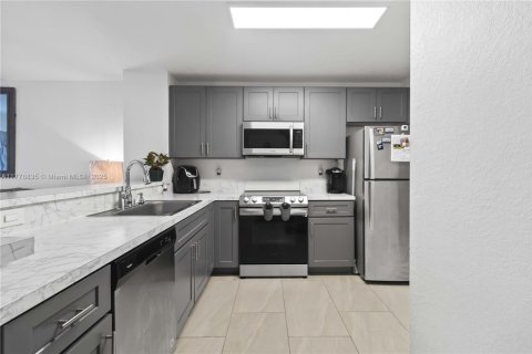 Townhouse in Miramar, Florida 2 bedrooms, 120.4 sq.m. № 1700714 - photo 13