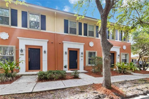 Townhouse in Miramar, Florida 2 bedrooms, 120.4 sq.m. № 1700714 - photo 1