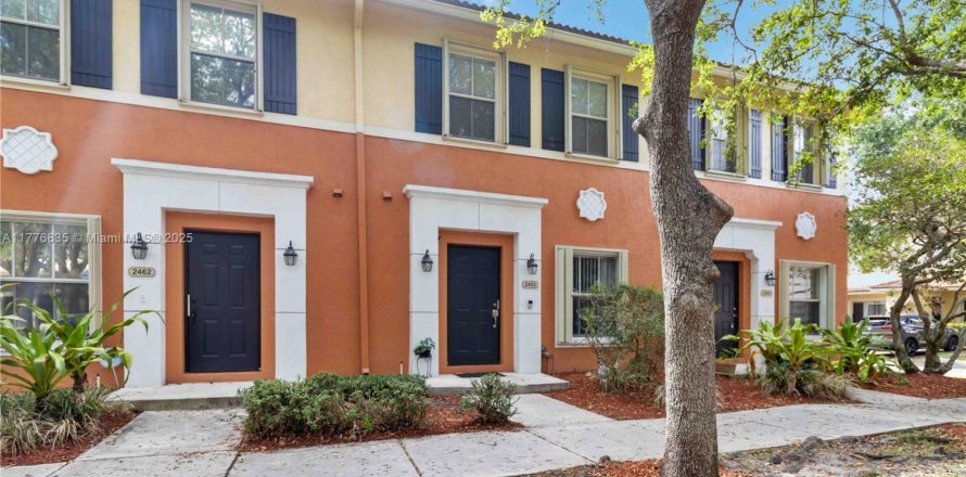 Townhouse in Miramar, Florida 2 bedrooms, 120.4 sq.m. № 1700714