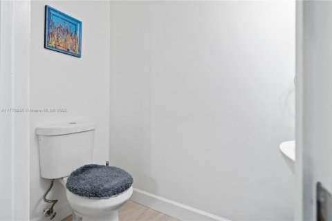 Townhouse in Miramar, Florida 2 bedrooms, 120.4 sq.m. № 1700714 - photo 25