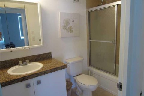 Condo in Surfside, Florida, 1 bedroom  № 1836172 - photo 10