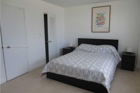 Condo in Surfside, Florida, 1 bedroom  № 1836172 - photo 7