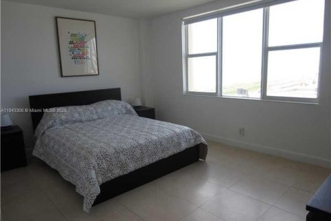 Condo in Surfside, Florida, 1 bedroom  № 1836172 - photo 6
