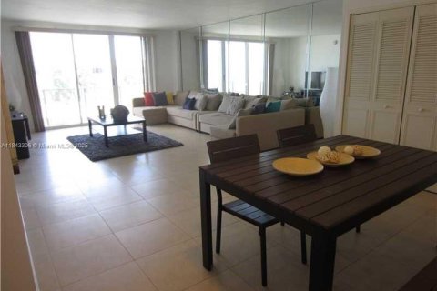 Condo in Surfside, Florida, 1 bedroom  № 1836172 - photo 2