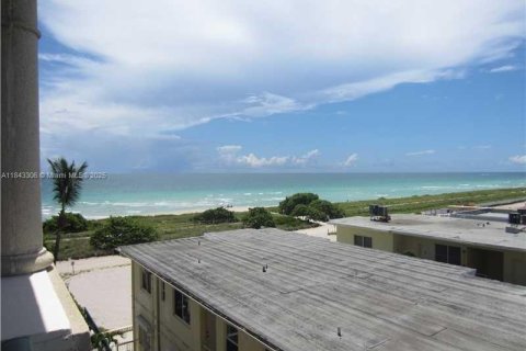 Condo in Surfside, Florida, 1 bedroom  № 1836172 - photo 12