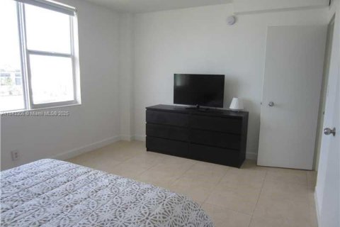 Condo in Surfside, Florida, 1 bedroom  № 1836172 - photo 9