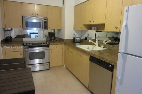 Condo in Surfside, Florida, 1 bedroom  № 1836172 - photo 1