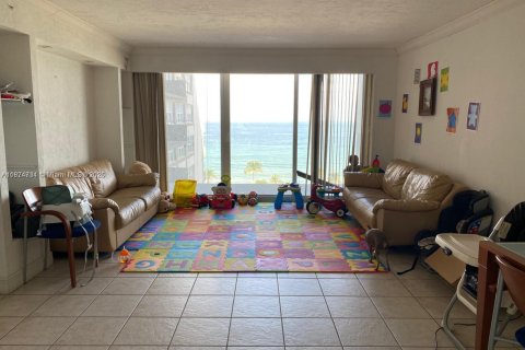 Copropriété à louer à Hallandale Beach, Floride: 1 chambre, 83.24 m2 № 1925870 - photo 6