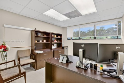 Купить коммерческую недвижимость в Майами, Флорида № 2035921 - фото 19