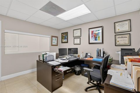Купить коммерческую недвижимость в Майами, Флорида № 2035921 - фото 18