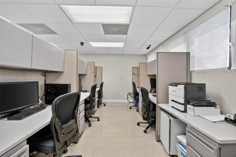 Купить коммерческую недвижимость в Майами, Флорида № 2035921 - фото 26