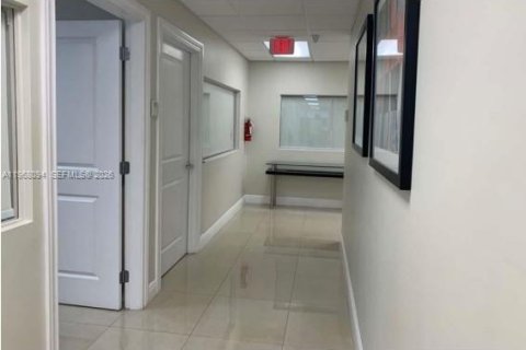 Купить коммерческую недвижимость в Майами, Флорида № 2035921 - фото 5